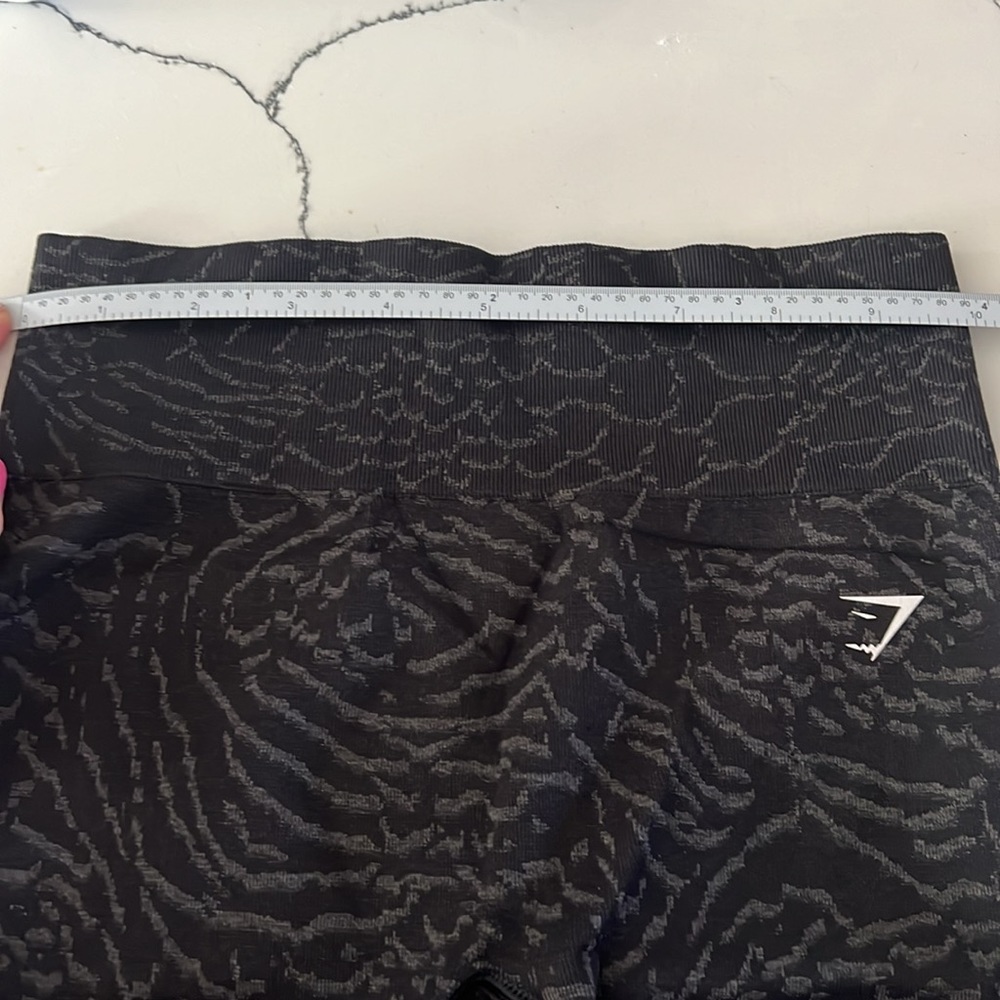 Black gymshark shorts with butt scrunch - Picture 4 of 6
